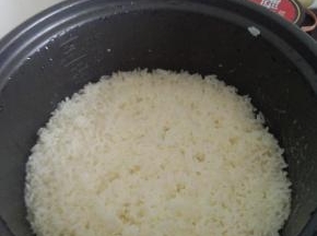 电饭锅中的剩饭用勺子搅散，呈米粒分离状