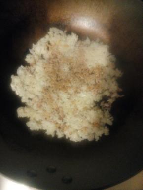 锅中倒入适量食用油，油烧开后把搅散的米饭倒入翻炒，放上酱油上色