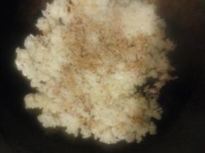 锅中倒入适量食用油，油烧开后把搅散的米饭倒入翻炒，放上酱油上色