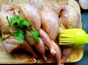 鹌鹑处理好后，用葱姜蒜，盐，孜然，小茴香，生抽，红酒等调味料混合腌制2-3个小时，使调料的香味充分融合入鹌鹑肉中