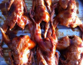 烤箱提前预热，把腌好的鹌鹑放在烤箱上，烤箱上下管设置180度，烤十分钟后拿出来刷一层蜂蜜继续烤