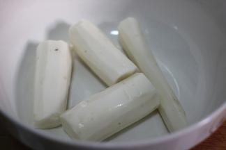 山药去皮洗净，切成段。放入碗中，放入蒸锅中隔水蒸熟，筷子能扎透即表示熟透