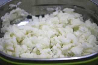 取出山药用勺子压成泥，山药泥中加入少许的盐