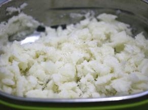 取出山药用勺子压成泥，山药泥中加入少许的盐