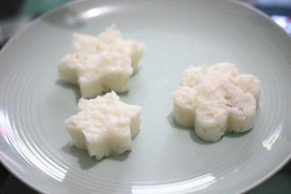 再倒入1勺牛奶，搅拌均匀，用模具压成可爱的形状