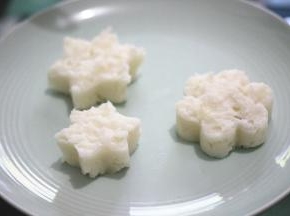再倒入1勺牛奶，搅拌均匀，用模具压成可爱的形状