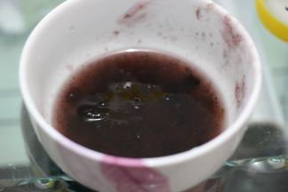 取1勺蓝莓酱，用少量的开水稀释