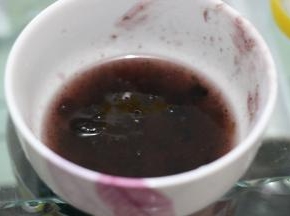 取1勺蓝莓酱，用少量的开水稀释