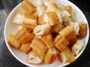 油条手撕或是刀切成块