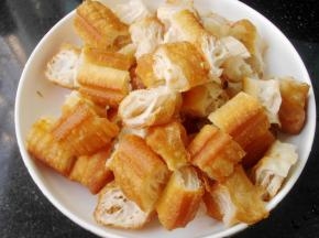 油条手撕或是刀切成块