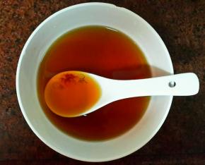 按照2勺酱油、3勺糖、4勺醋、5勺清水的比例调成糖醋汁