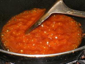 锅里倒上调和油，油热后把糖醋汁倒进去，烧煮至浓稠，浇上水淀粉勾芡，把油条倒进去翻炒