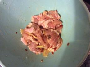 五花肉刮皮去毛，洗净后切片，加适量的豆瓣酱，料酒，姜片和生粉搅拌均匀后腌5分钟