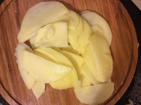 土豆洗净后去皮切片