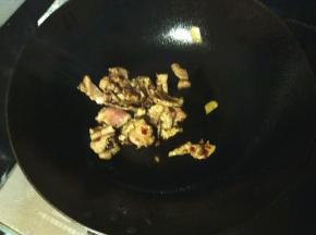 锅中热油，倒入五花肉快速翻炒，炒至变色