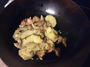 撒上葱花，翻炒均匀出锅