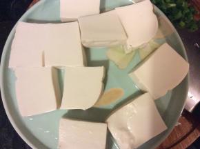 豆腐切成小块