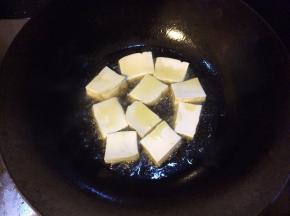 锅中放油，放上豆腐文火香煎