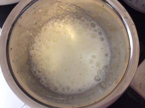 淡奶油+1勺白糖打发，起泡后再加1勺白糖打发