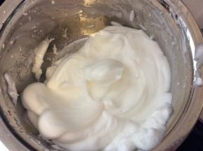打发成奶油状，提拉有花尖就算好了，放进冰箱保鲜即可