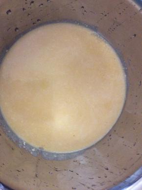 黄油隔水融化，3个鸡蛋+面粉+黄油打发成面糊