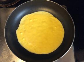 平底锅刷油，倒入面糊，小火煎成饼