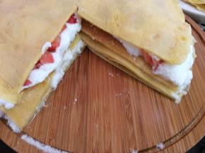 草莓切块，与奶油混合，按照1层面饼1层1层奶油的方法堆成千层蛋糕