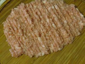 剁好的猪肉馅里加盐、白胡椒粉和生抽