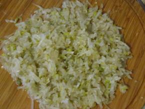 豆芽洗好后放入开水锅中煮软，而后立马捞出挤干水分，剁成小段