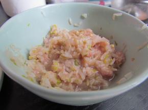 剁好的豆芽与葱花一起放入肉馅中，加盐、鸡精和芝麻油搅拌均匀