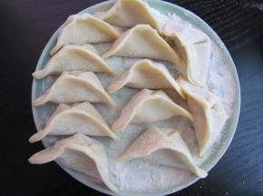 包成饺子，煮熟后就蘸碟或是就汤都棒棒哒