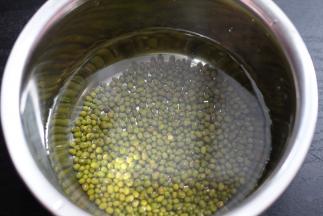 把绿豆淘洗干净，用清水浸泡2-3个小时