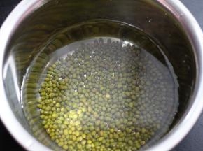把绿豆淘洗干净，用清水浸泡2-3个小时