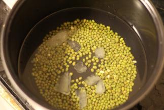 泡好的绿豆放进电饭锅里，加冰糖和清水（水和绿豆的比例为10:1，根据个人口味调整，喜欢稀点的多加水，喜欢稠点的少加水），按下煮饭键，煮好后焖30分钟