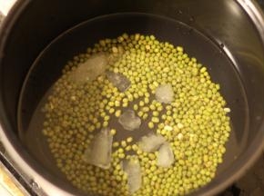 泡好的绿豆放进电饭锅里，加冰糖和清水（水和绿豆的比例为10:1，根据个人口味调整，喜欢稀点的多加水，喜欢稠点的少加水），按下煮饭键，煮好后焖30分钟