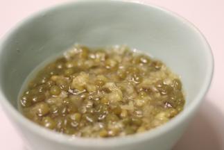 把绿豆沙放进冰箱冷藏室冰镇1个小时就可以拿出来享用了