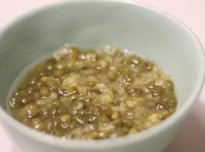 把绿豆沙放进冰箱冷藏室冰镇1个小时就可以拿出来享用了