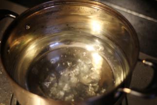 锅中放上水煮开，煮开后加白糖，白砂糖煮融化后，调小火