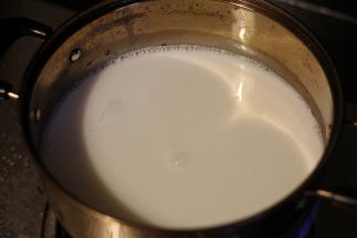 倒上纯牛奶和椰浆，搅拌均匀