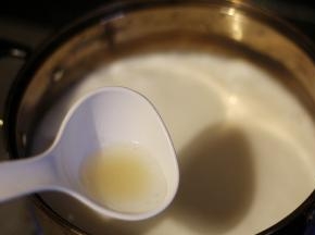 鱼胶粉用冷水泡化，倒入椰浆里，煮成完全融化