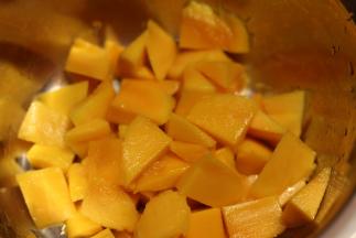 芒果切丁，倒上椰浆，放进冷藏室里冻1个小时就好了