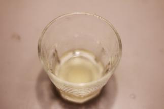 鱼胶粉倒水泡一下，水量没过鱼胶粉即可