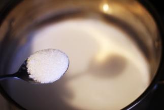 牛奶倒入锅中，中火加热到80度左右，放入砂糖煮至砂糖融化（不要烧开）