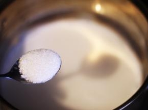 牛奶倒入锅中，中火加热到80度左右，放入砂糖煮至砂糖融化（不要烧开）