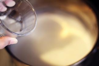 倒上泡好的鱼胶粉，小火慢慢搅拌至融化后关火