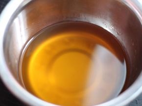 三两左右红糖加半斤水熬15分钟，晾凉后放冰箱冷藏3小时或更久