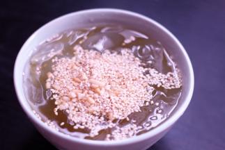 取出冷藏好的冰粉，淋上一层红糖水，撒上花生碎和芝麻，一碗冰凉香甜，嫩滑爽口的冰粉就做好了