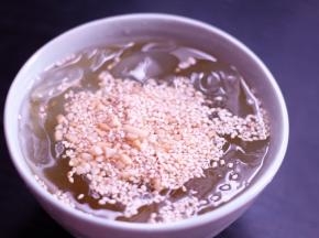 取出冷藏好的冰粉，淋上一层红糖水，撒上花生碎和芝麻，一碗冰凉香甜，嫩滑爽口的冰粉就做好了