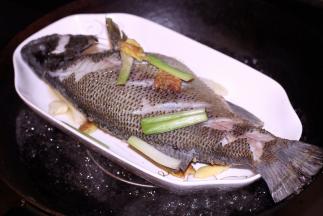 取出腌好的鱼，锅中加水大火烧开，水开后把鱼放上锅中蒸10分钟（1斤以上建议蒸8-10分钟；1斤以下的建议蒸5-8分钟）