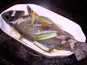 取出腌好的鱼，锅中加水大火烧开，水开后把鱼放上锅中蒸10分钟（1斤以上建议蒸8-10分钟；1斤以下的建议蒸5-8分钟）